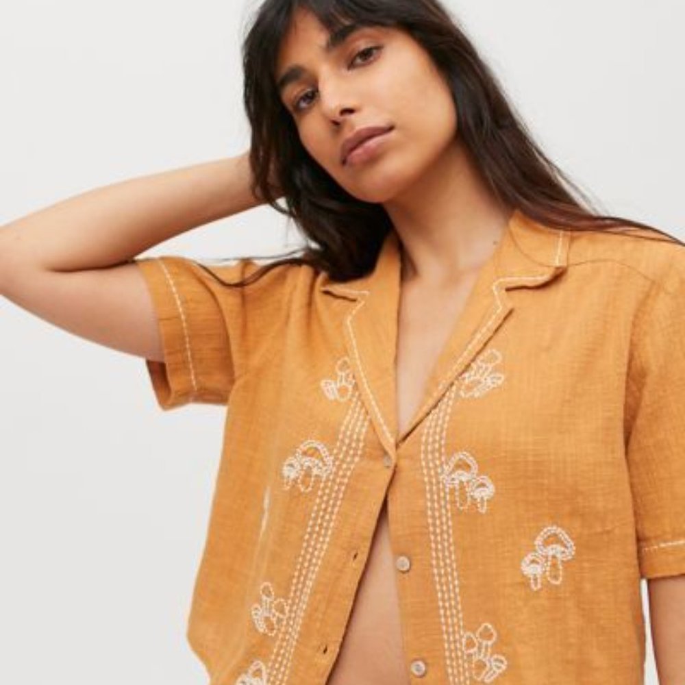 UO Bowie Vacation Embroidered Button-Down Shirt